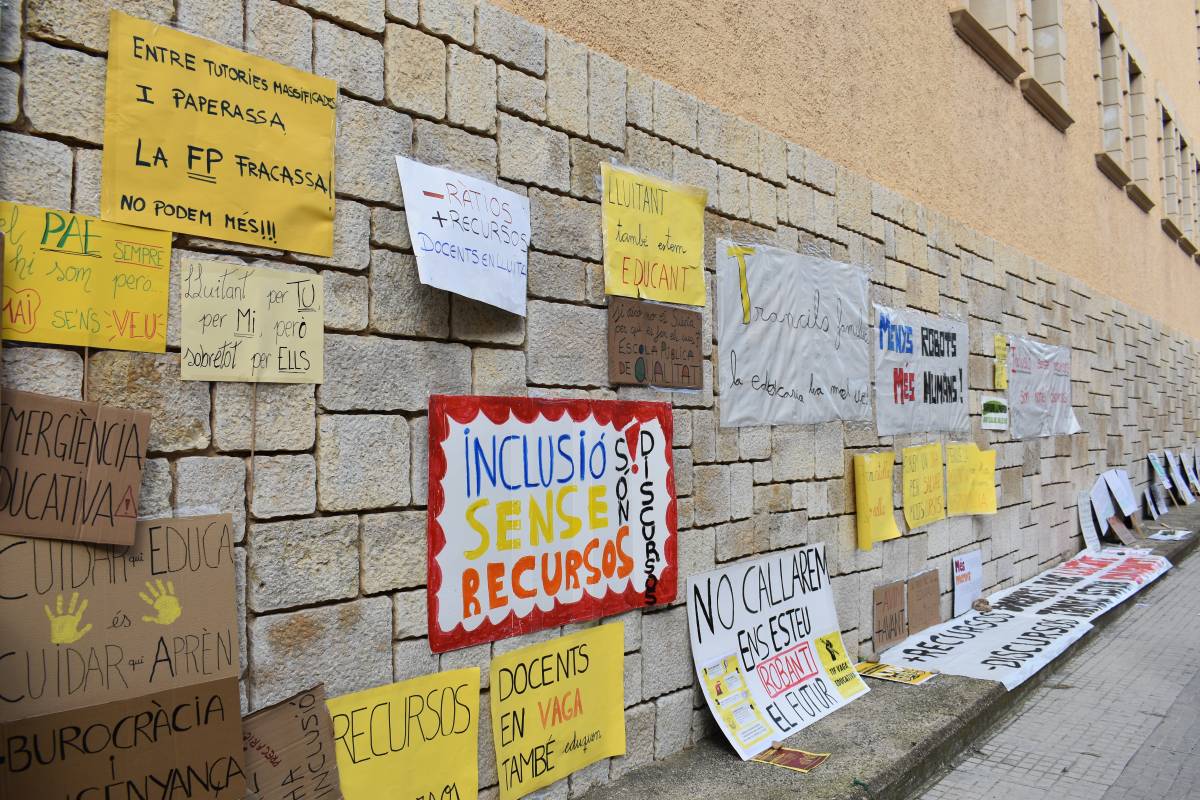 Pancartes enganxades a la façana de la seu dels Serveis Territorials d`Educació a ales Terres de l`Ebre