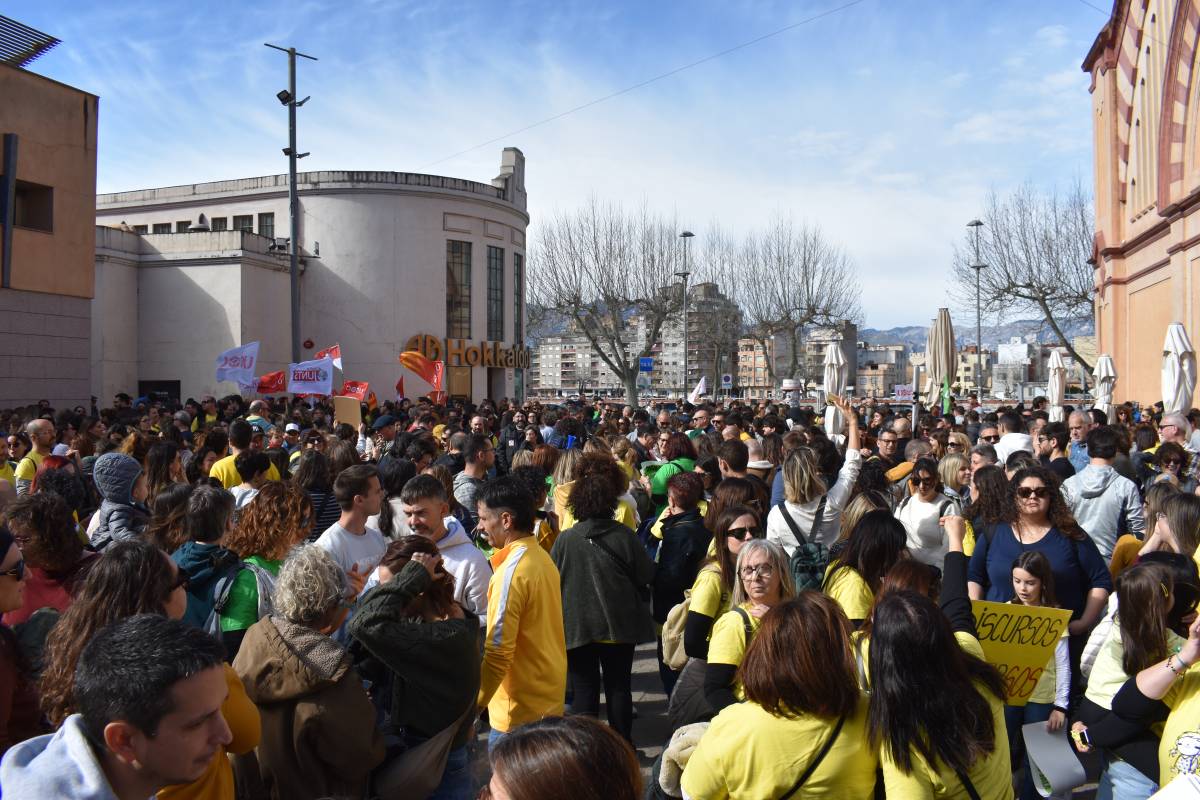 Mobilització del sector educatiu a la plaça Barcelona de Tortosa.