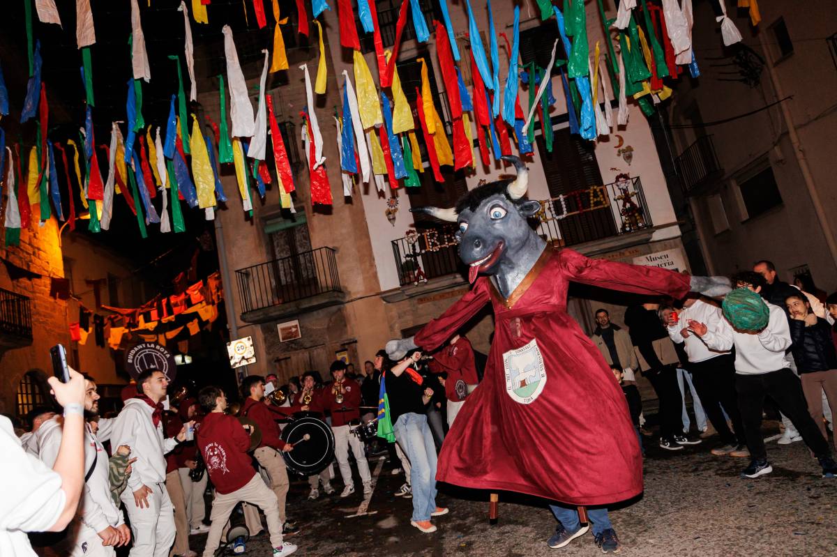 Torà desborda sàtira i tradició en una multitudinària 37a Festa del Brut i la Bruta amb 10.000 assistents