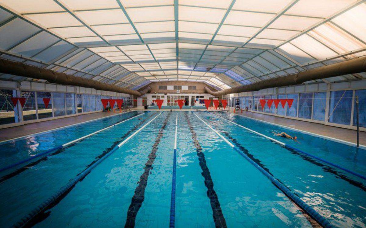 El vent malmet de nou la coberta de la piscina de Sant Pere i Sant Pau: tancada fins a nou avís
