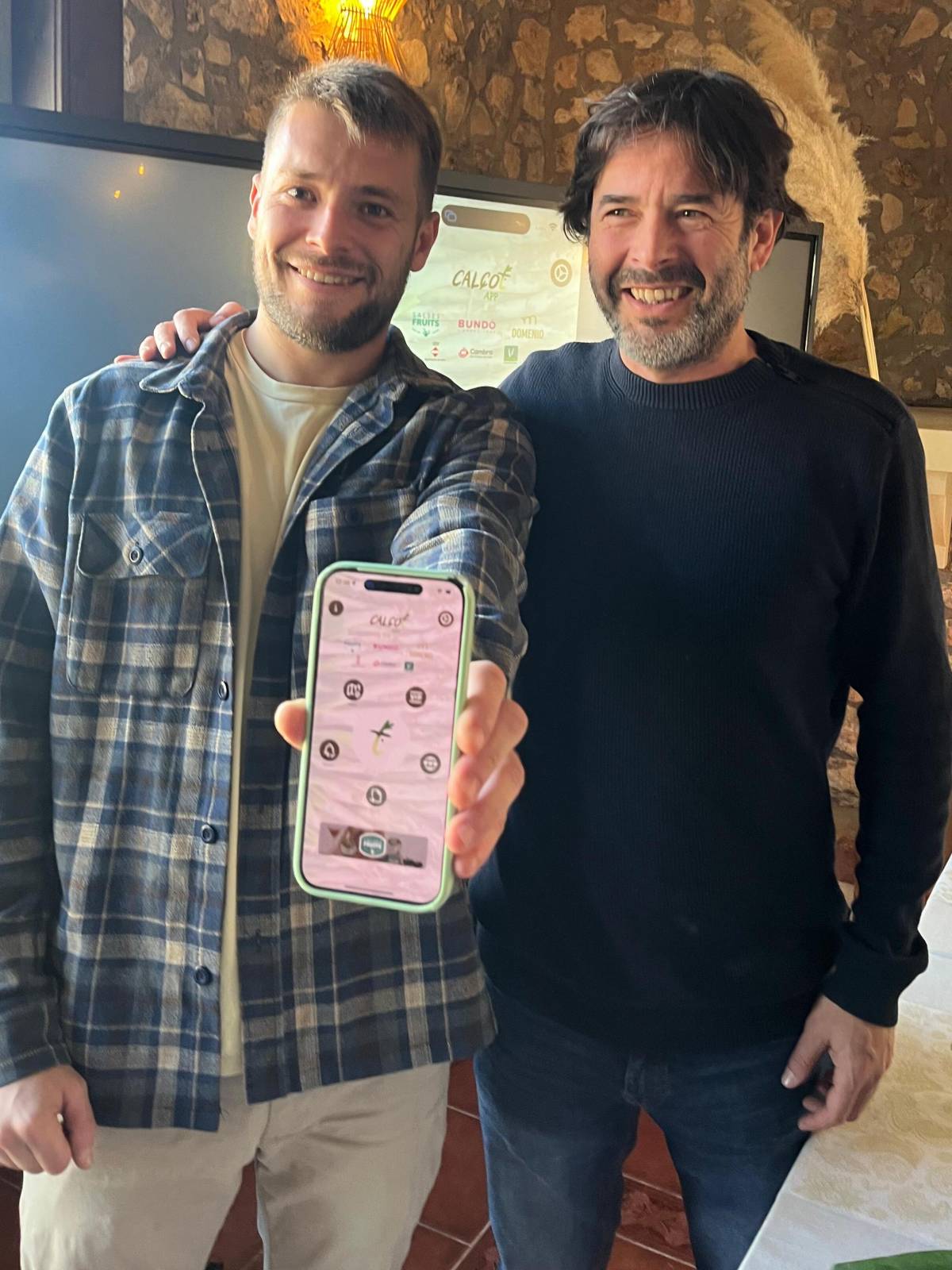 Arnau Pérez de Tudela Guasch i Gerard Cañellas Prades mostrant el mapa interactiu de CalçotApp - 