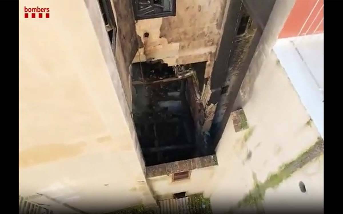 Els efectes de l'incendi de l'edifici del carrer Santa Llúcia de Manresa a vista de dron