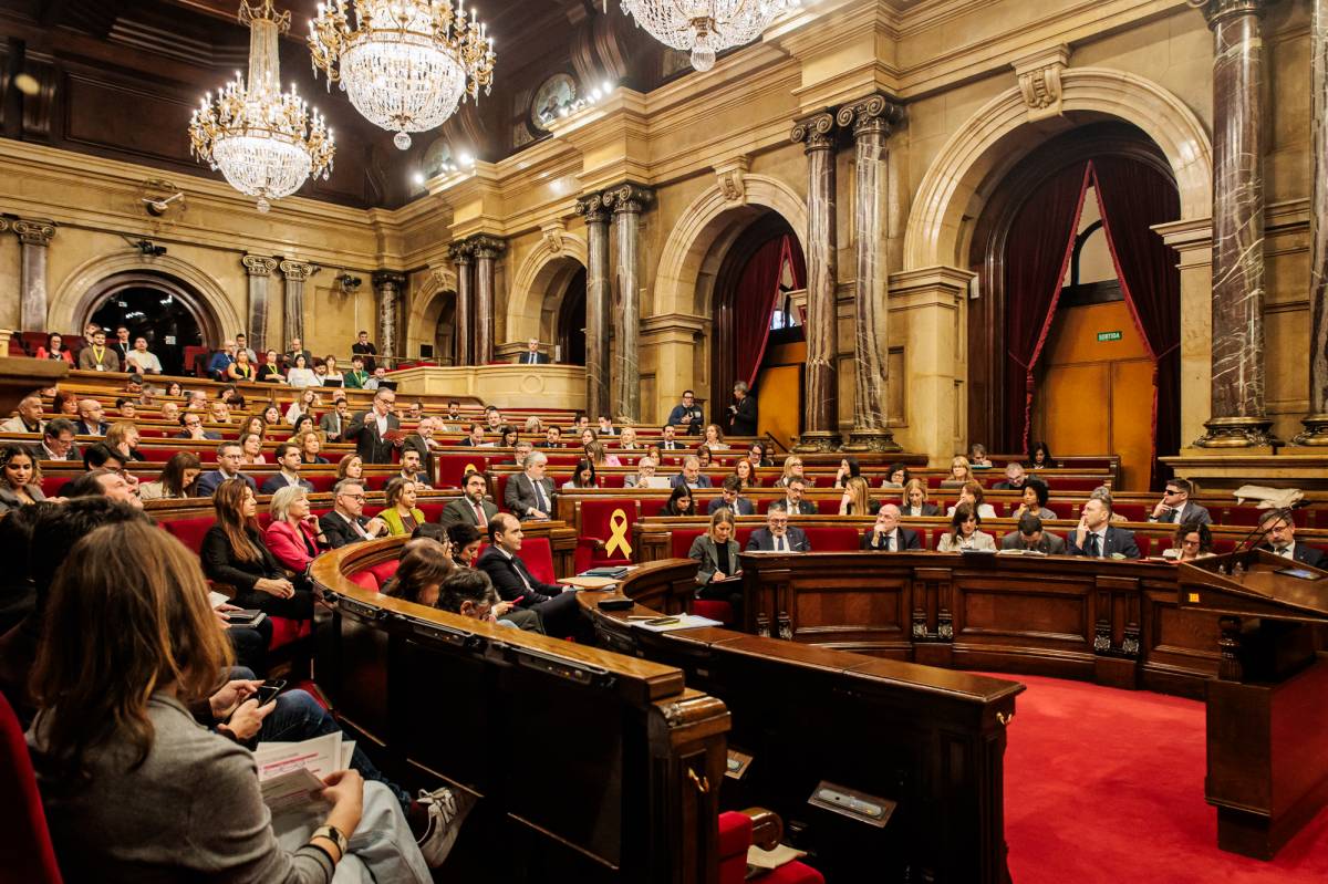 L'alerta a mòbils pel fort vent sona al Parlament en ple debat sobre Rodalies