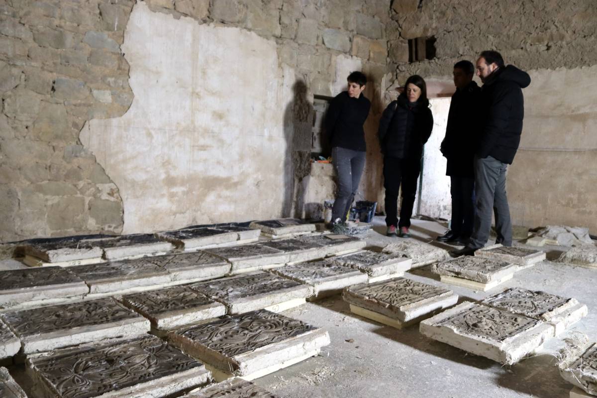 Peces dels sostres de guix emmotllat que s'estan restaurant - Mar Martí 