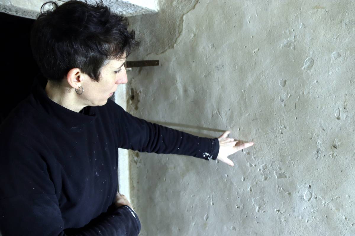 La restauradora Anna Bedmar mostra alguns dels grafits trobats - Mar Martí 