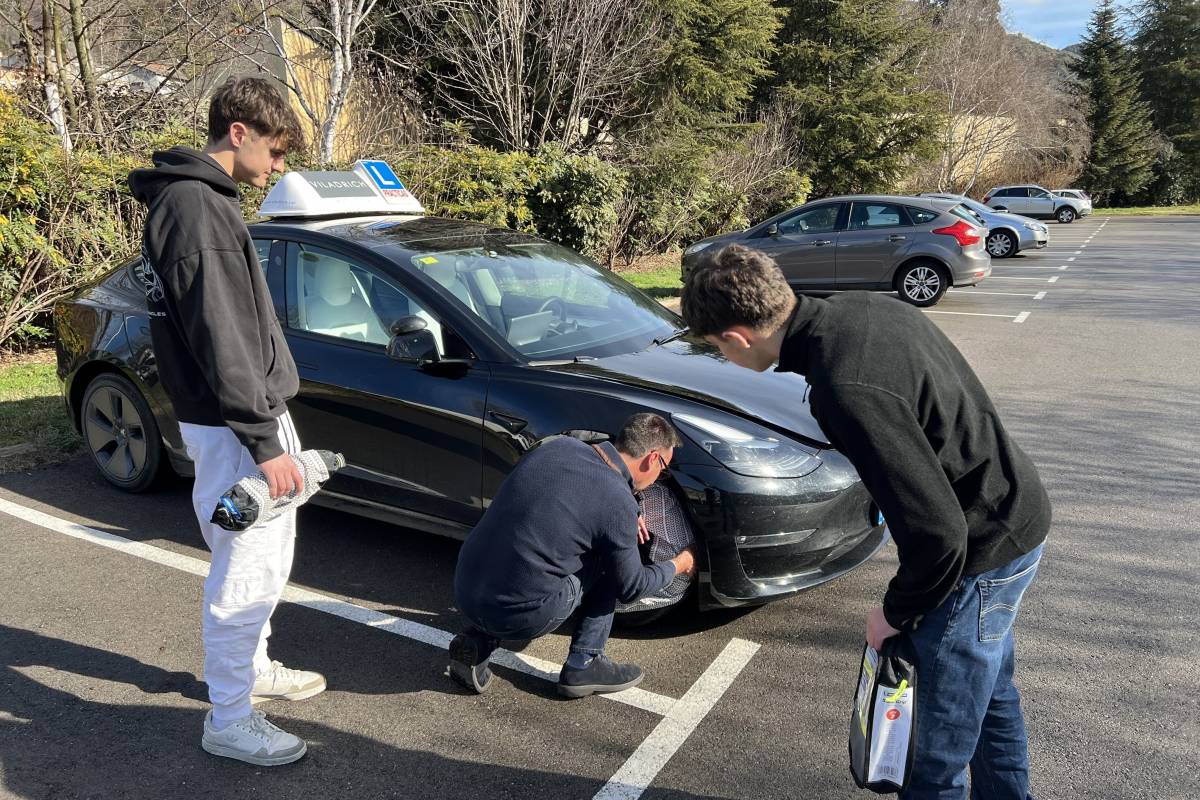 El president de la Federació d'Autoescoles de Catalunya, Raül Viladrich, mostrant com es col·loquen les cadenes  - Albert L Cobo