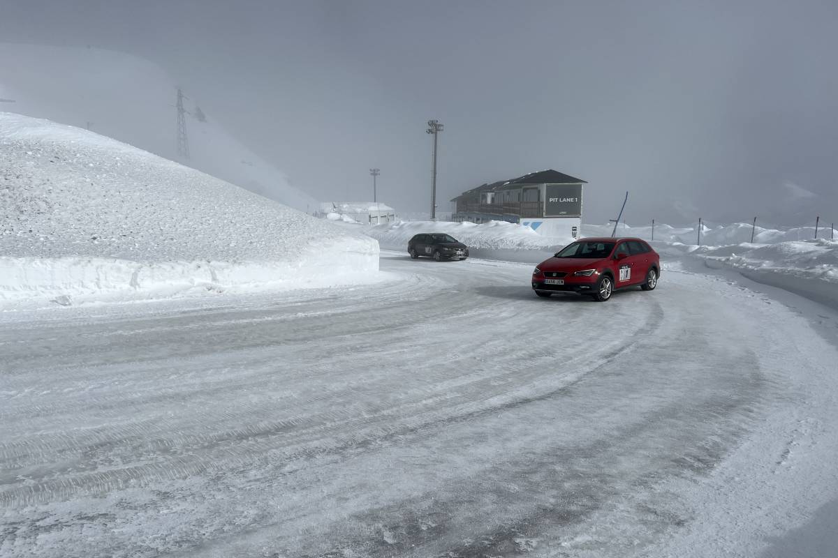 Dos vehicles passant per una corba del Circuit d'Andorra - Pas de la Casa on s'acumula neu i gel - Albert L Cobo 