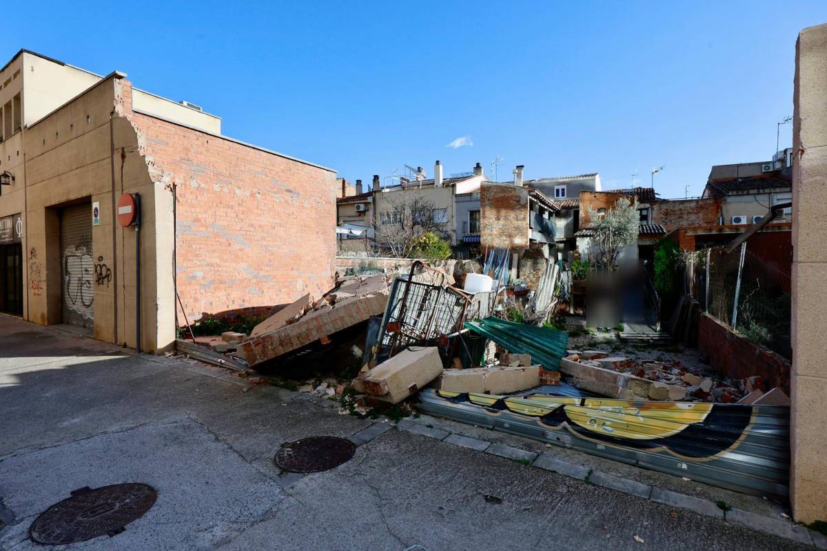 Un mur ha caigut a la Creu Alta