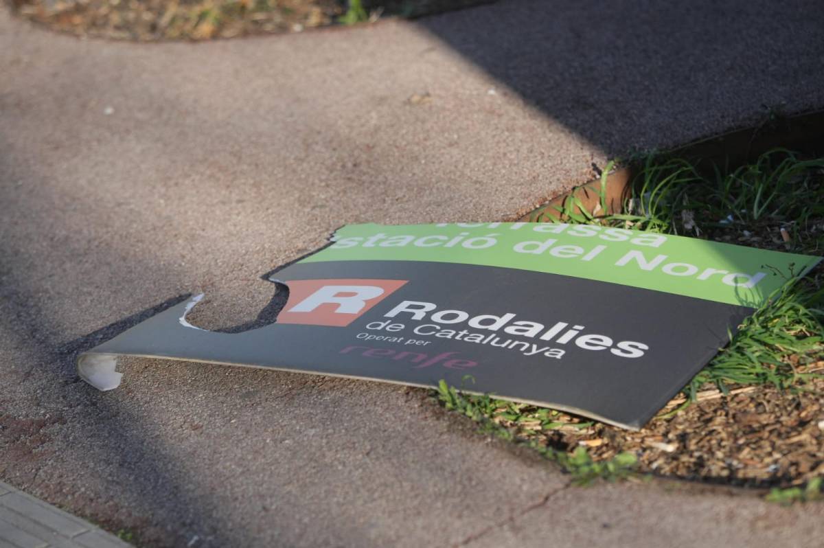 Caos a la mobilitat pel fort vent: l'R4 tallada cap a Manresa i un arbre desvia l'L9 d'autobús