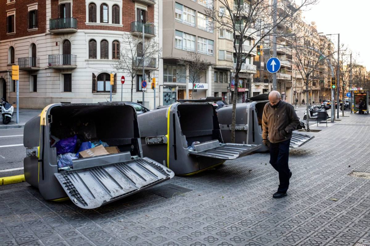 Contenidors bolcats al límit entre Gràcia i Sant Gervasi - Hugo Fernández