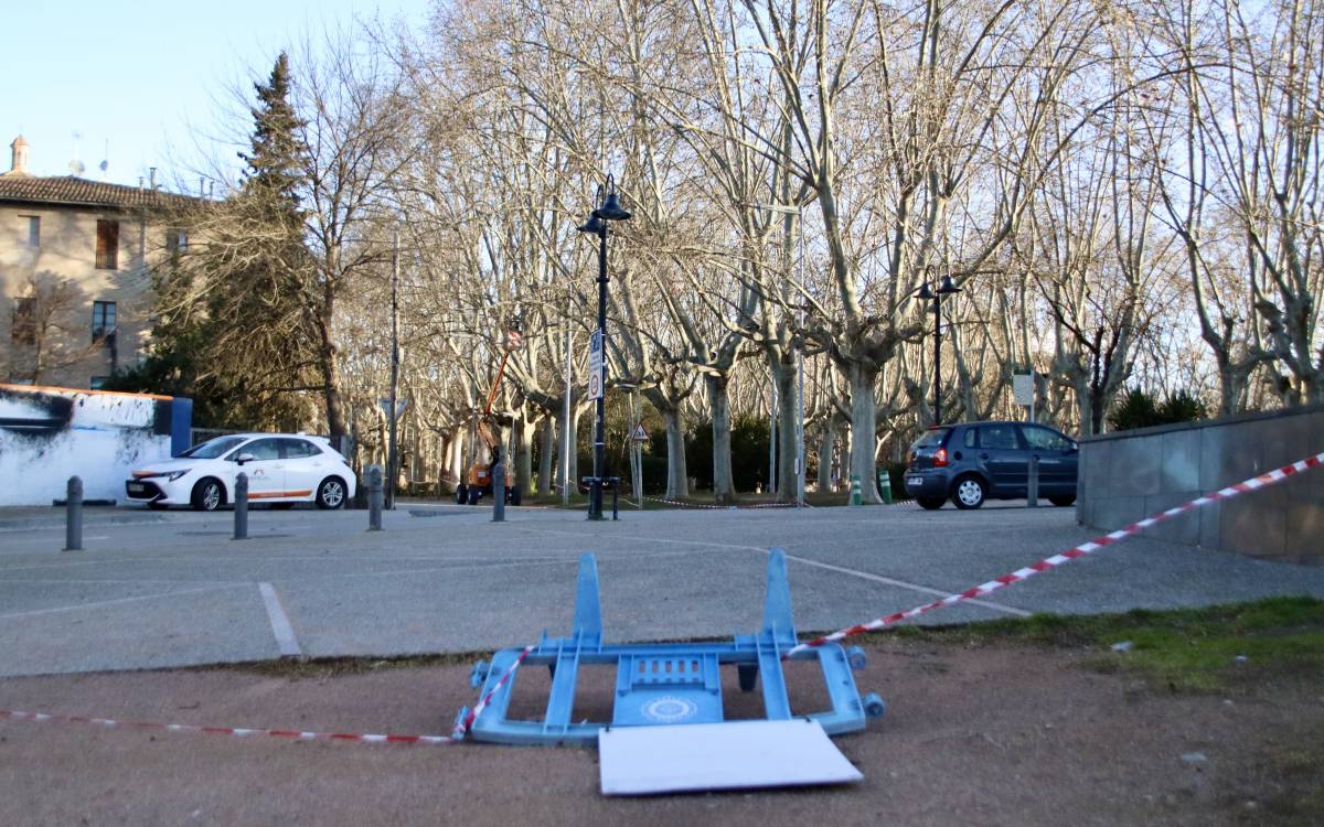 Una tanca per evitar l`accés als parcs i jardins de Vic a causa del vent, tombada per la ventada. - L.Busquets/ACN Una tanca per evitar l`accés als parcs i jardins de Vic a causa del vent, tombada per la ventada.