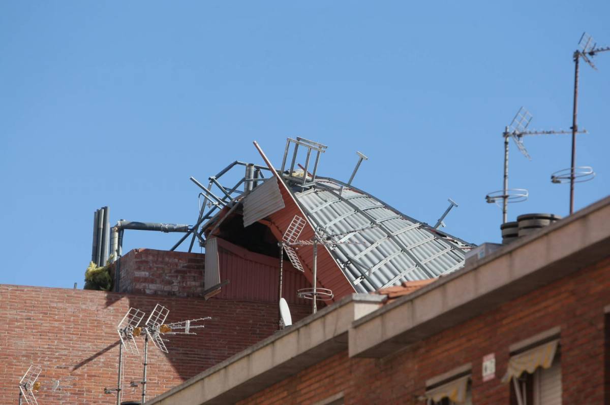 El vent arrenca la teulada d'un edifici a les Arenes