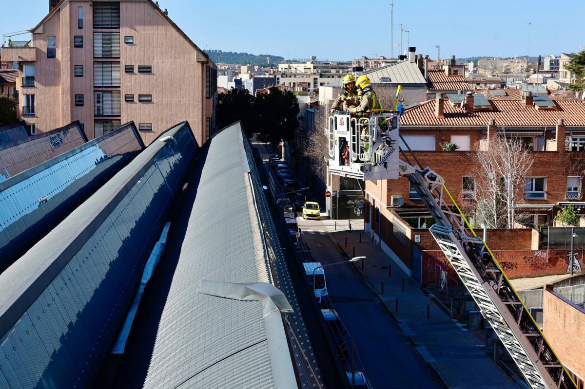 VÍDEO | Arbres caiguts, un mur a terra, i més d'una quarantena d'actuacions de Bombers a Sabadell per les ventades