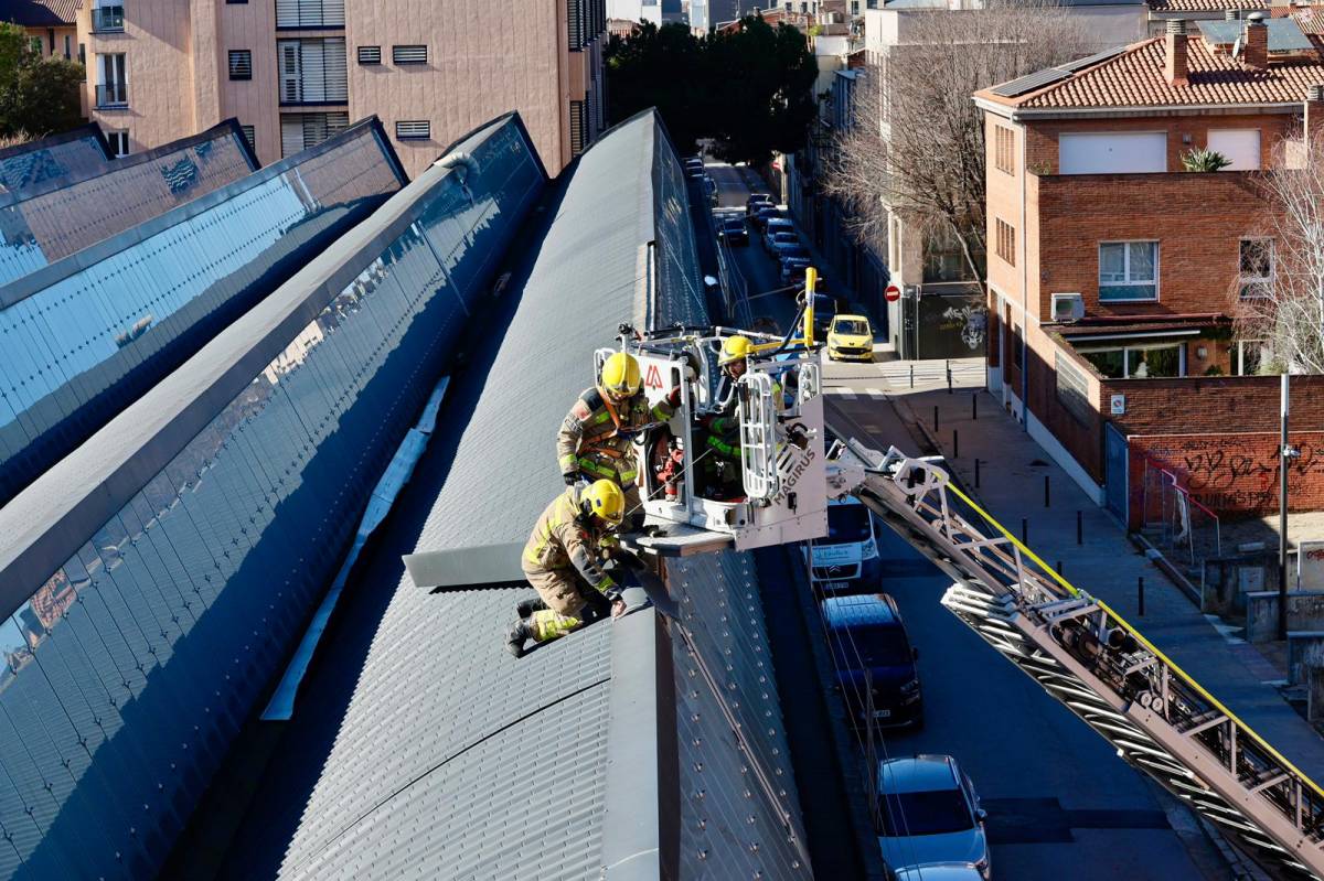 Intervenció a la teulada de la fàbrica del carrer de Pare Sallarès