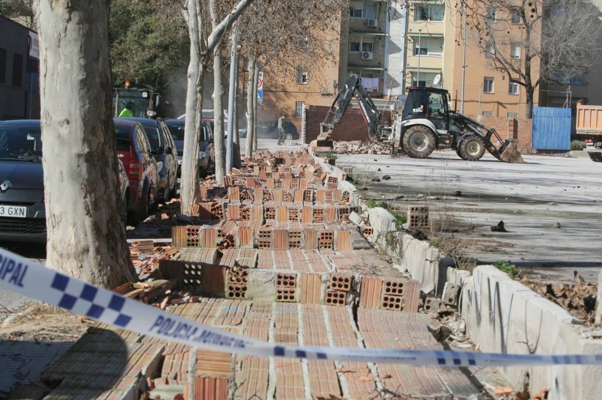 El vent tomba un mur al carrer de la Rioja de Terrassa - Nebridi Aróztegui El vent tomba un mur al carrer de la Rioja de Terrassa