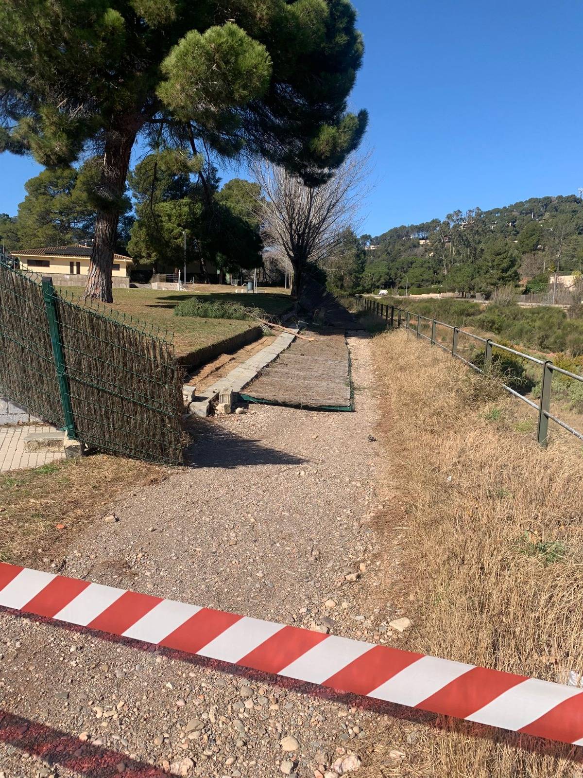 La tanca de les piscines municipals, caiguda - 