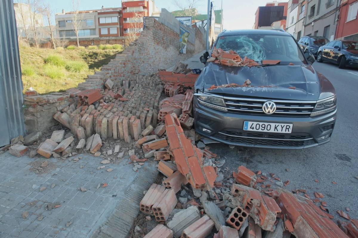 Més de dos-cents avisos als Bombers, arbres caiguts i afectacions a façanes per les fortes ventades a Terrassa