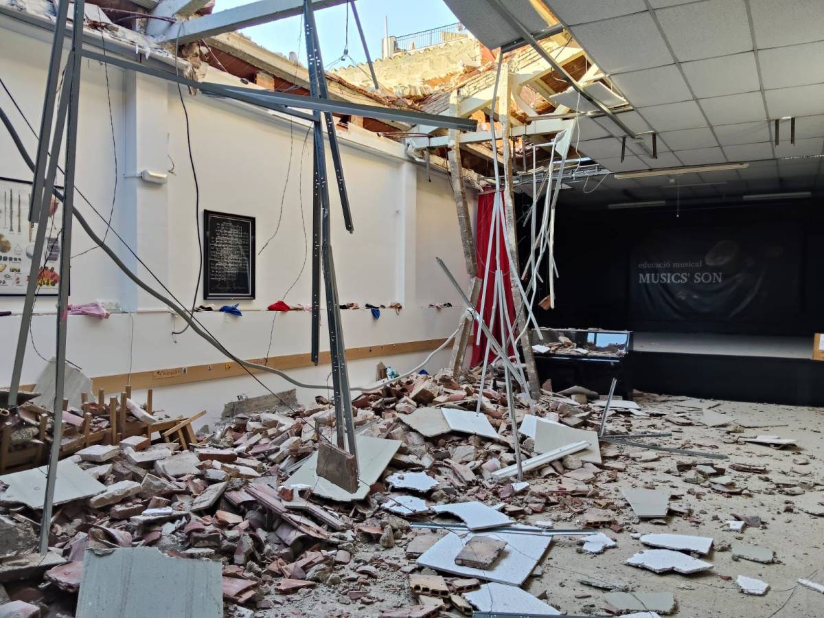 El sostre enfonsat de l`escola de música al barri de Gràcia