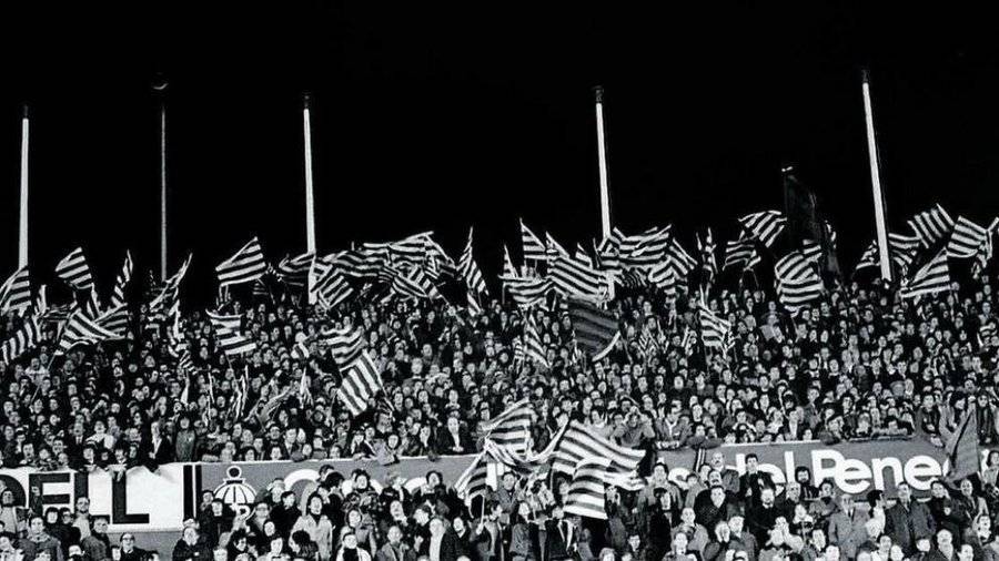 Senyeres voleiant al Camp Nou durant el Barça-Madrid disputat el desembre de 1975, un mes després de la mort de Franco. - FC Barcelona