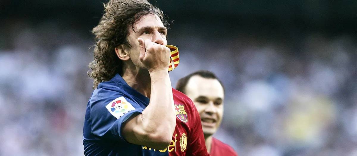Carles Puyol besa la senyera del seu braçalet de capità després de marcar al Bernabéu, el 2009. - FC Barcelona