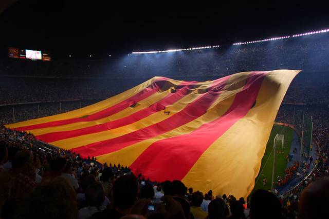 El Camp Nou va acollir, durant el trofeu Joan Gamper de 2004, el desplegament d’una senyera que va entrar al llibre Guin - Photojordi