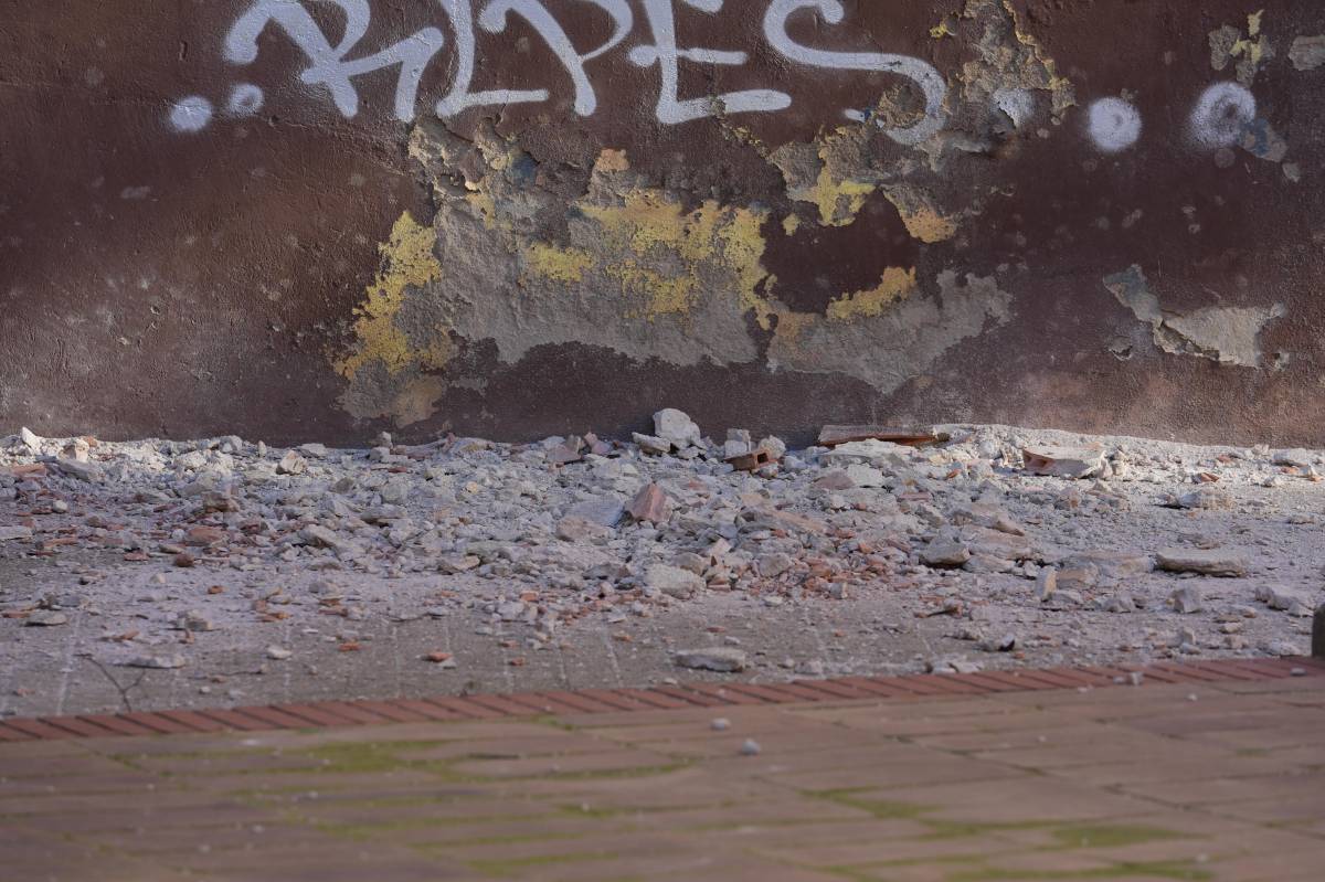 Caiguda d'un tros de façana al carrer de Castellar - David Chao