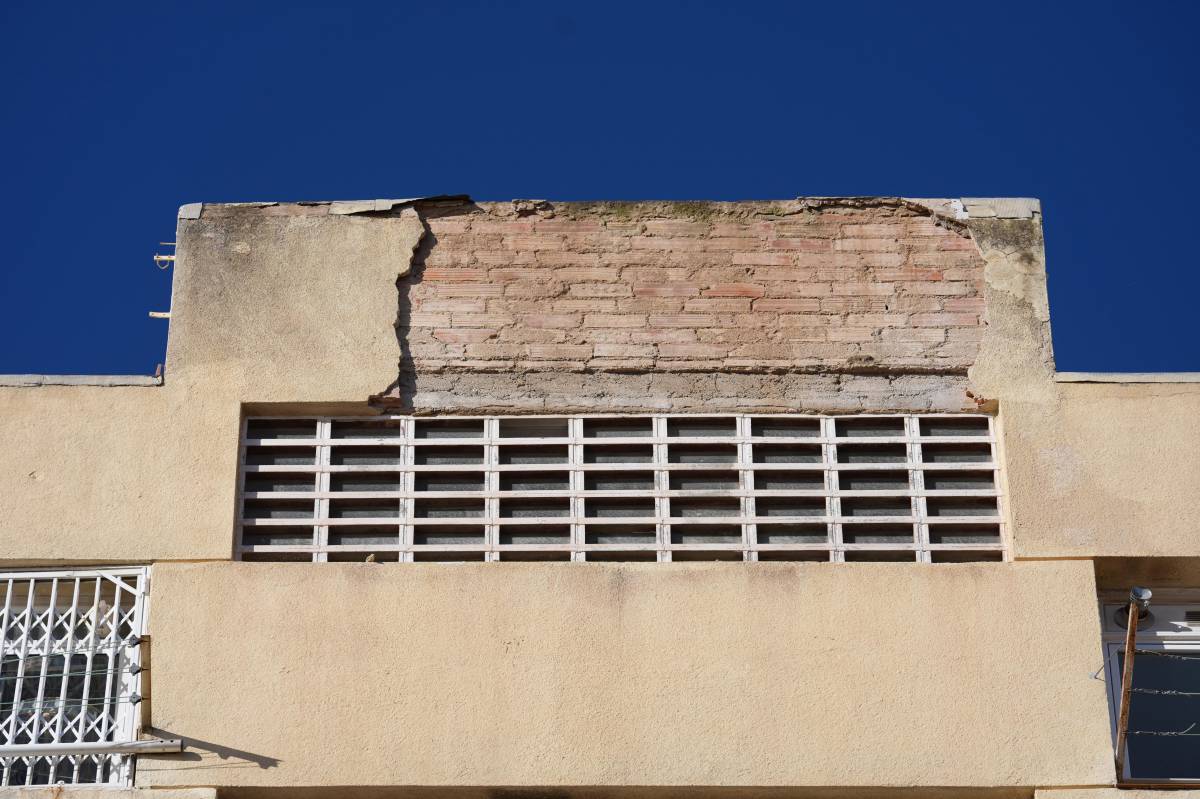 Caiguda d'un tros de façana al carrer de Castellar - David Chao
