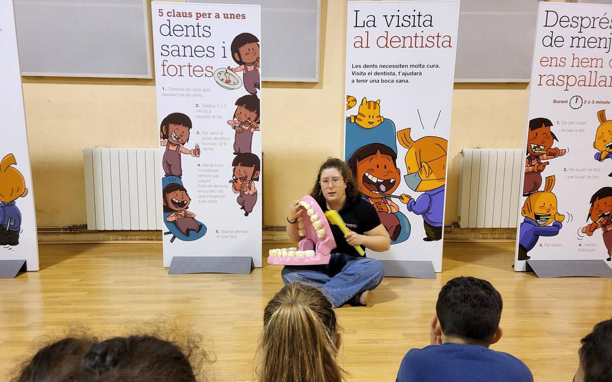 Més de 350 escolars visiten una exposició per aprendre a cuidar-se les dents a Manresa