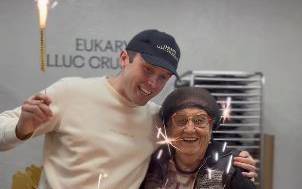 Lluc Crusellas endolceix l'aniversari de la iaia Angeleta