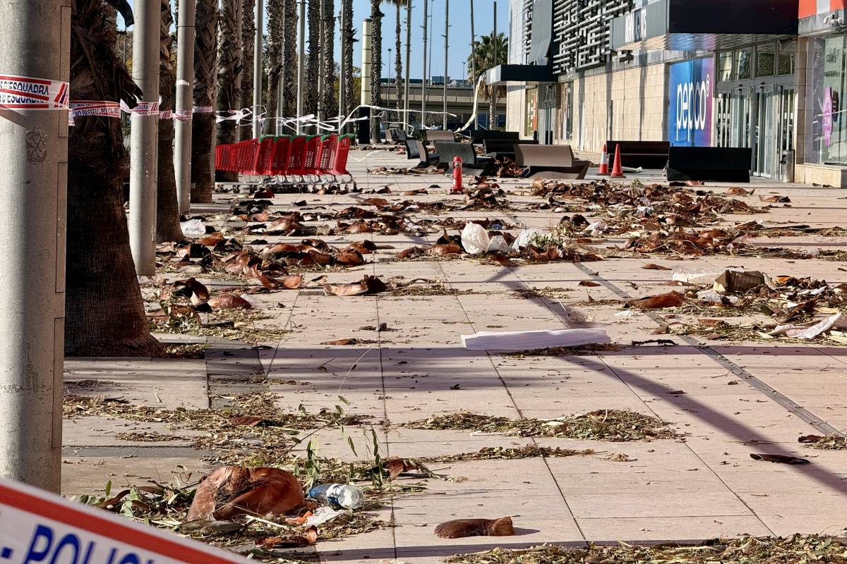 Perímetre tancat a un centre comercial a Sant Boi de Llobregat