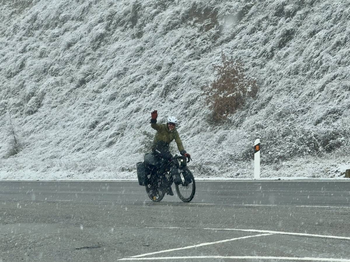 Un ciclista desafiant la neu a la N-260 a Sort - Marta Lluvich / ACN