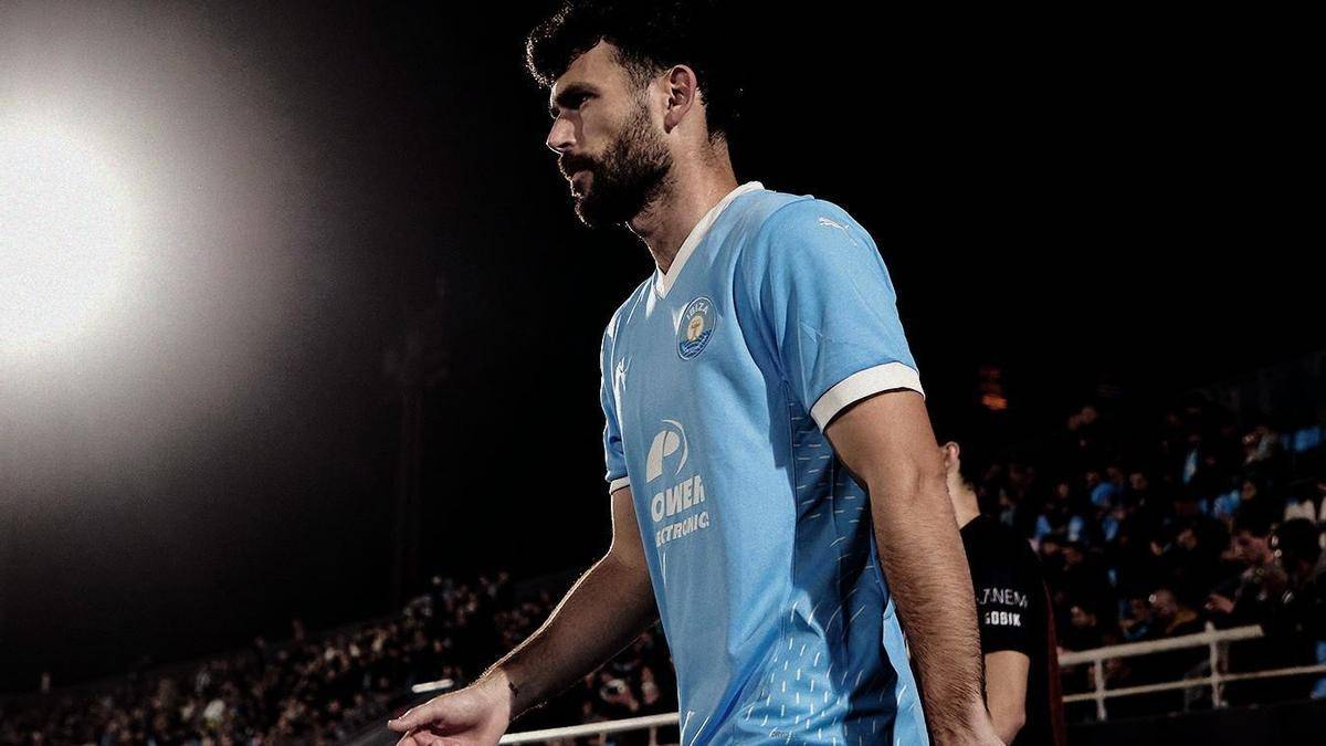 Iago Índias, en un partit amb els eivissencs