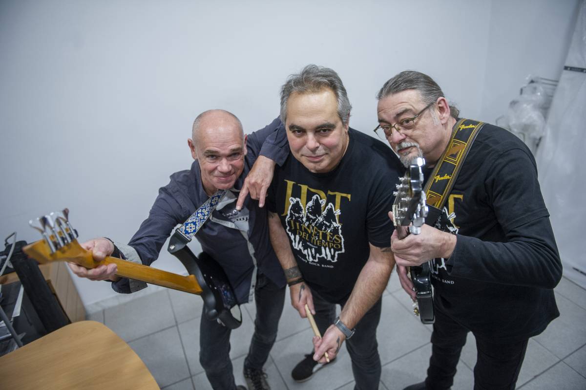 Els tres integrants de la banda, al Diari de Terrassa - Alberto Tallón