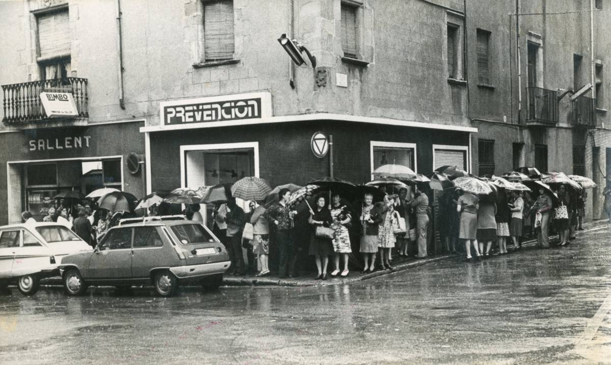 Una cua, una pluja i la recerca del pa