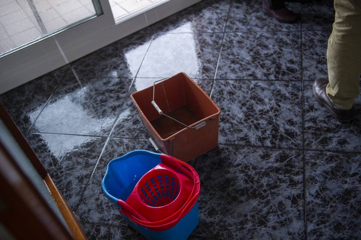 Els veïns han estat traient aigua durant hores - Alberto Tallón Els veïns han estat traient aigua durant hores