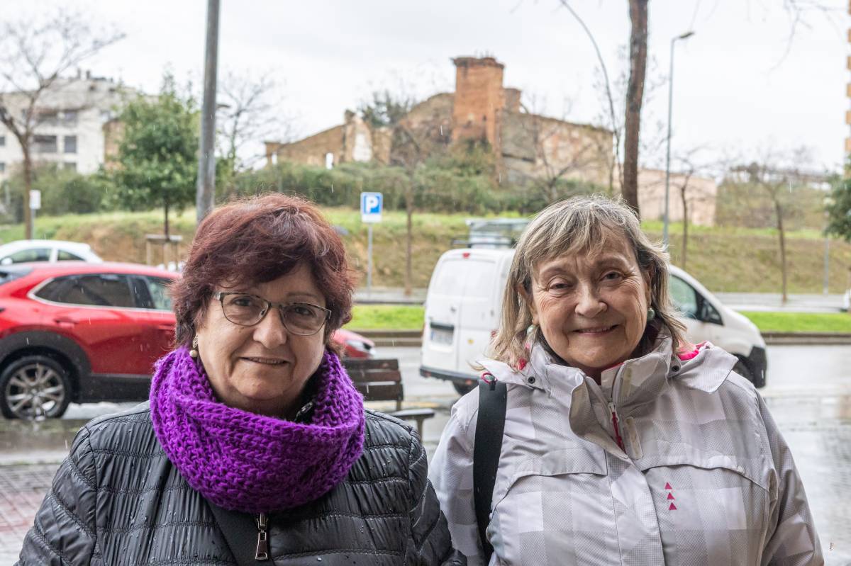 Tania Caubela i Assumpta Jané, davant la masia de Can Llong - Juanma Peláez Tania Caubela i Assumpta Jané, davant la masia de Can Llong