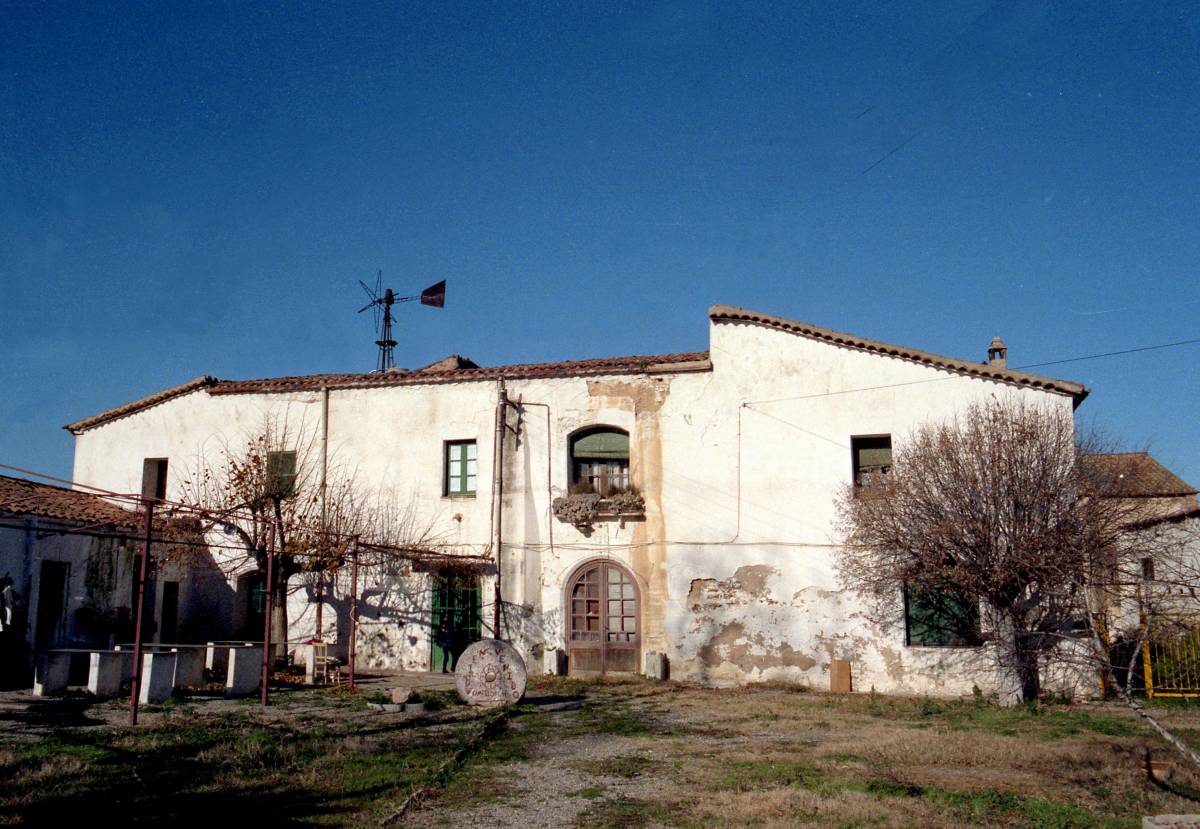 La masia de Can Llong, el 1986 - Lluís Fernàndez (Arxiu Fotogràfic de la UES) La masia de Can Llong, el 1986
