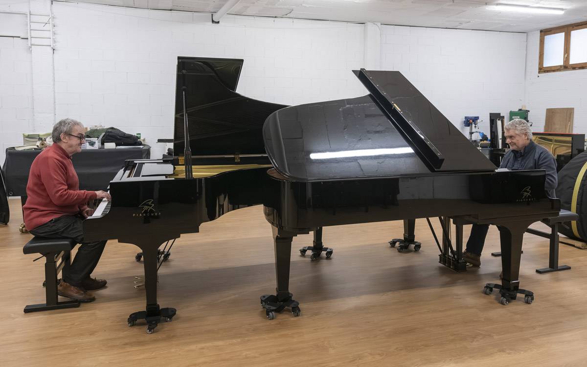 Cara a cara, Carles Cases i Manel Camp amb els seus dos pianos durant un assaig - Marta Pich Cara a cara, Carles Cases i Manel Camp amb els seus dos pianos durant un assaig