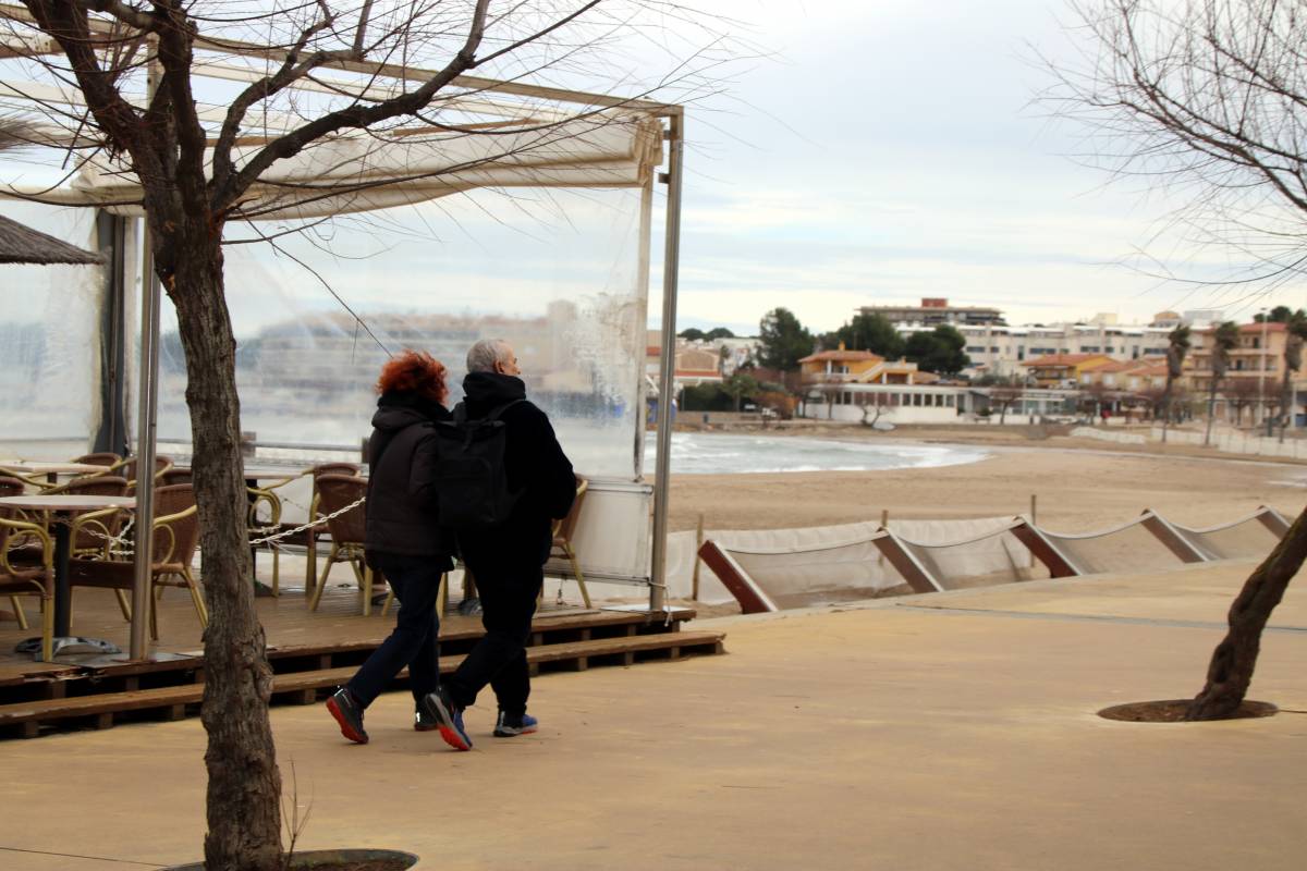 Gent passejant a l'Escala en plena ventada - ACN