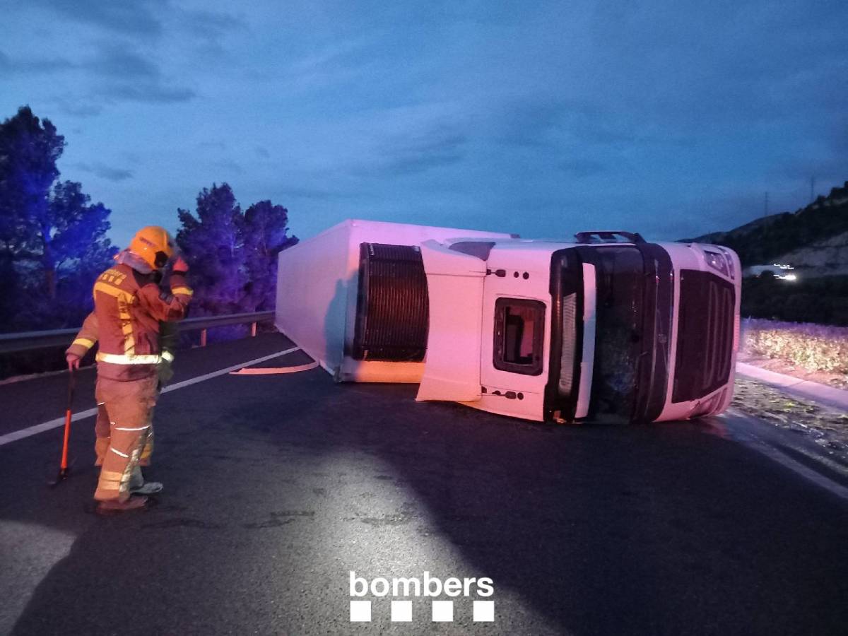 Camió tombat pel vent a l'AP-7 a les Terres de l'Ebre - Bombers de la Generalitat