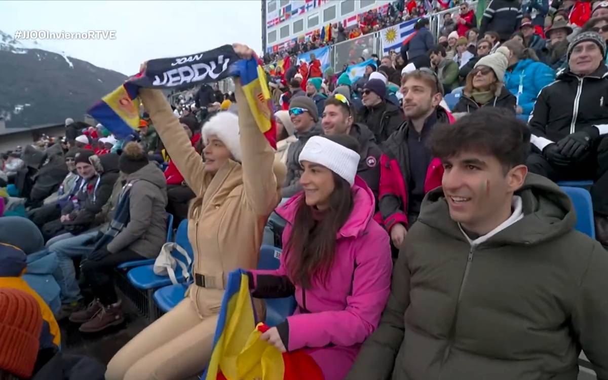 Laura Escanes celebra el bon resultat de la seva parella als Jocs Olímpics amb una bandera andorrana