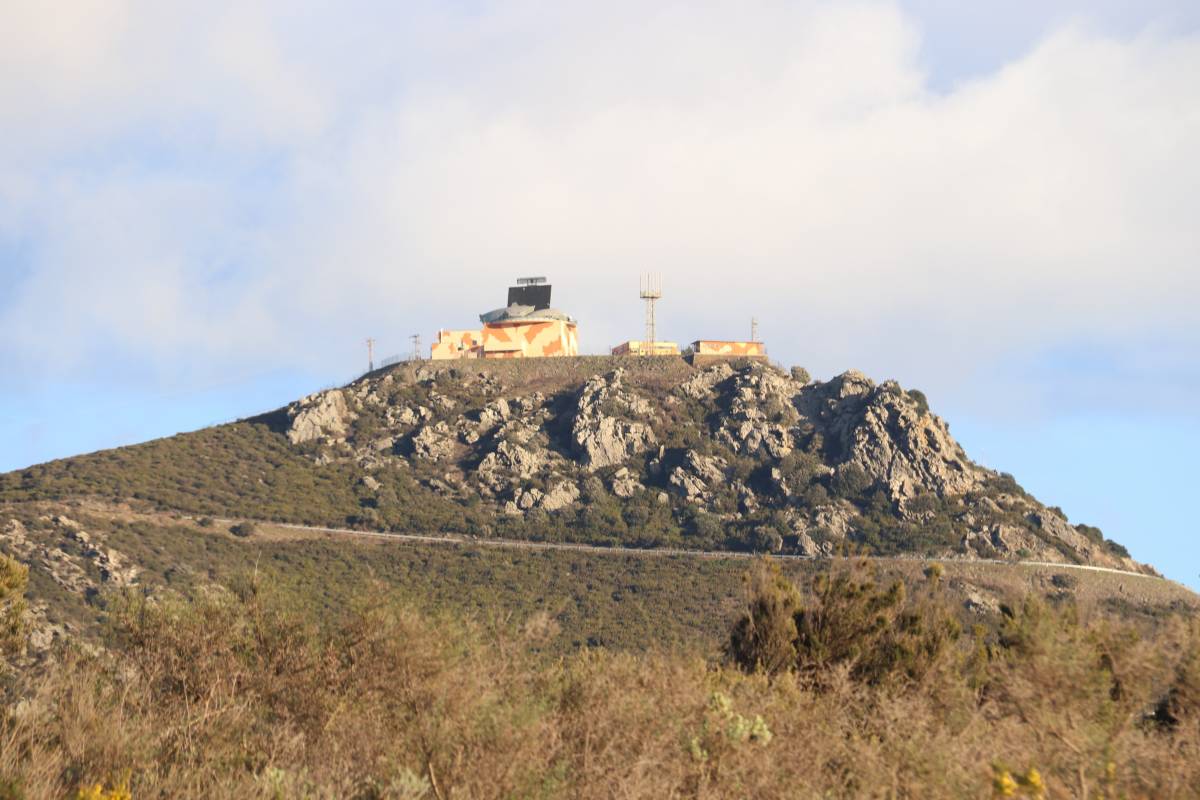 La ventada s'emporta la bola del radar militar de Roses