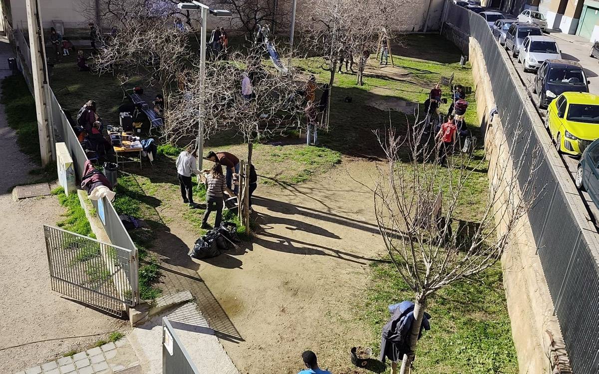 El veïnat del Vic-Remei revitalitza el parc de Casa Caritat amb una jornada comunitària