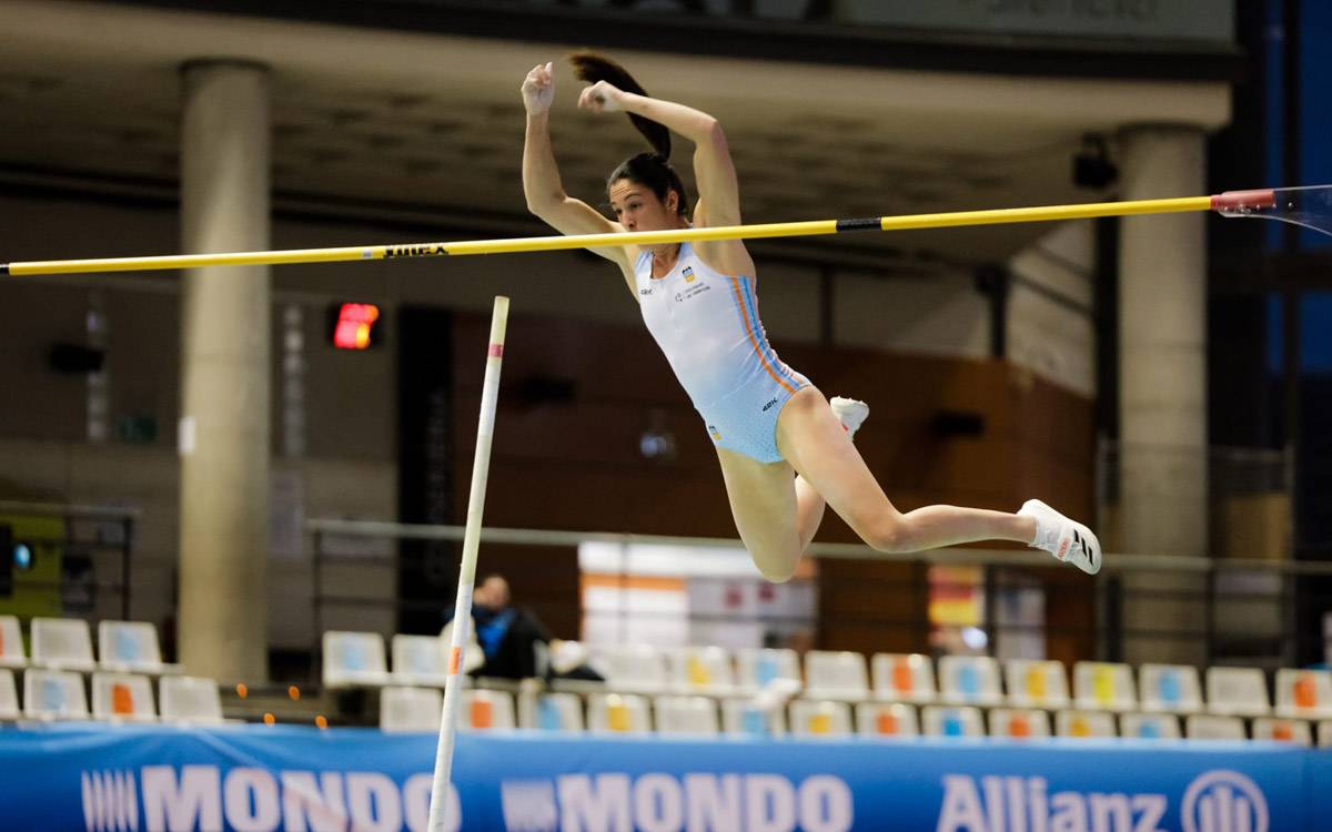 Mònica Clemente bat el rècord català de perxa amb 4,46 metres a València