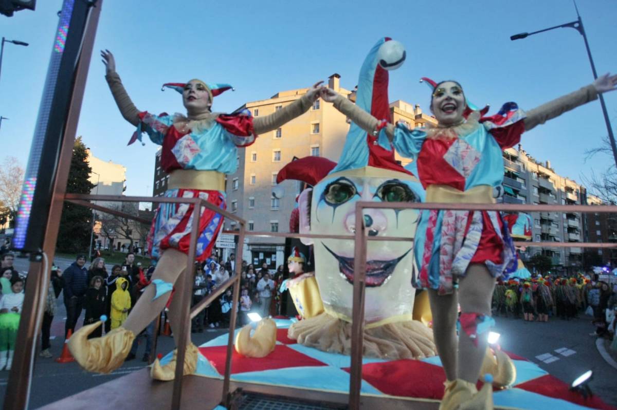 Un grup d'arlequins portaven la festa a tot arreu per on passaven a la Rua de Carnestoltes de Terrassa - Nebridi Aróztegui