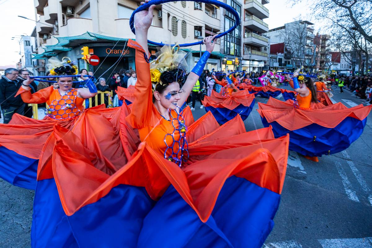 FOTOS | Ca n’Oriac i Can Deu omplen el nord de Sabadell de color i festa per Carnestoltes