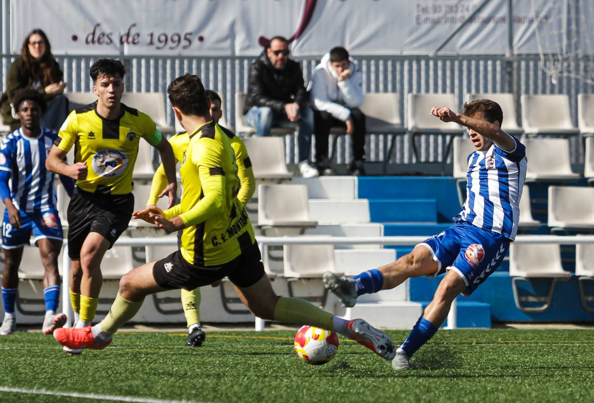 Raúl Pérez en un xut que ha refusat la defensa de la Montañesa - Lluís Clotet Raúl Pérez en un xut que ha refusat la defensa de la Montañesa