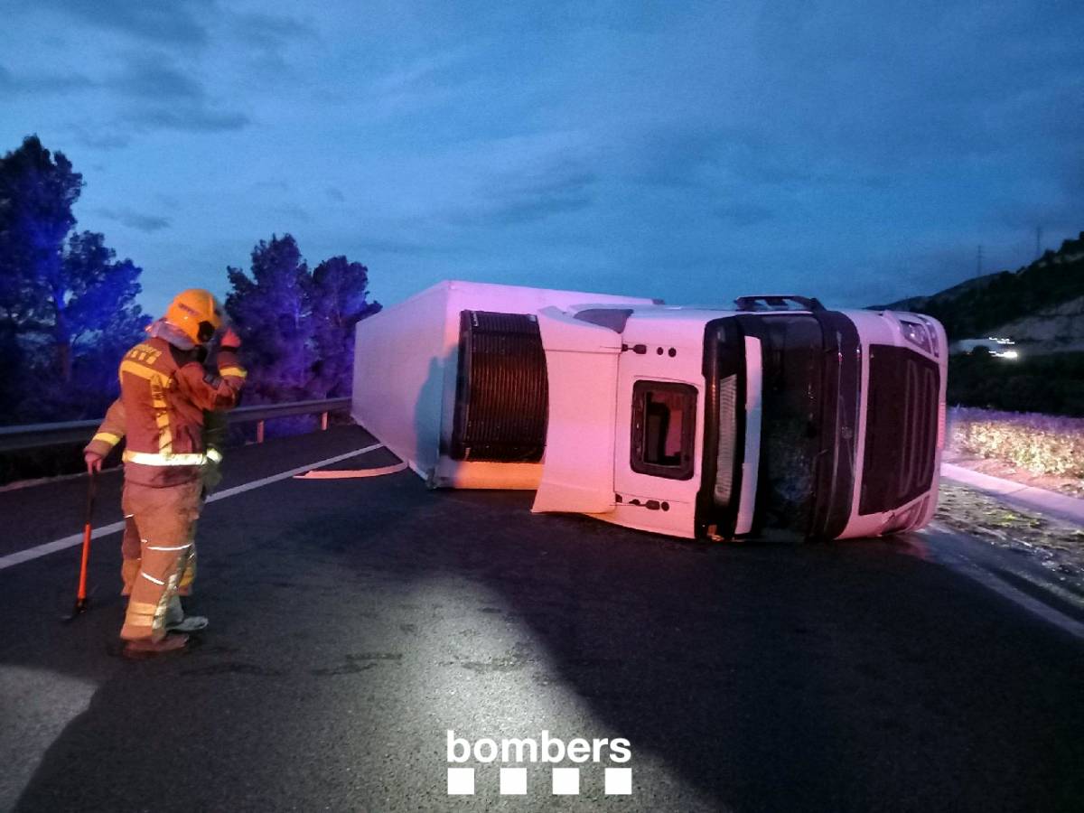 Reobre l'AP-7 a l'Hospitalet de l'Infant, que estava tallada en sentit nord per un camió bolcat
