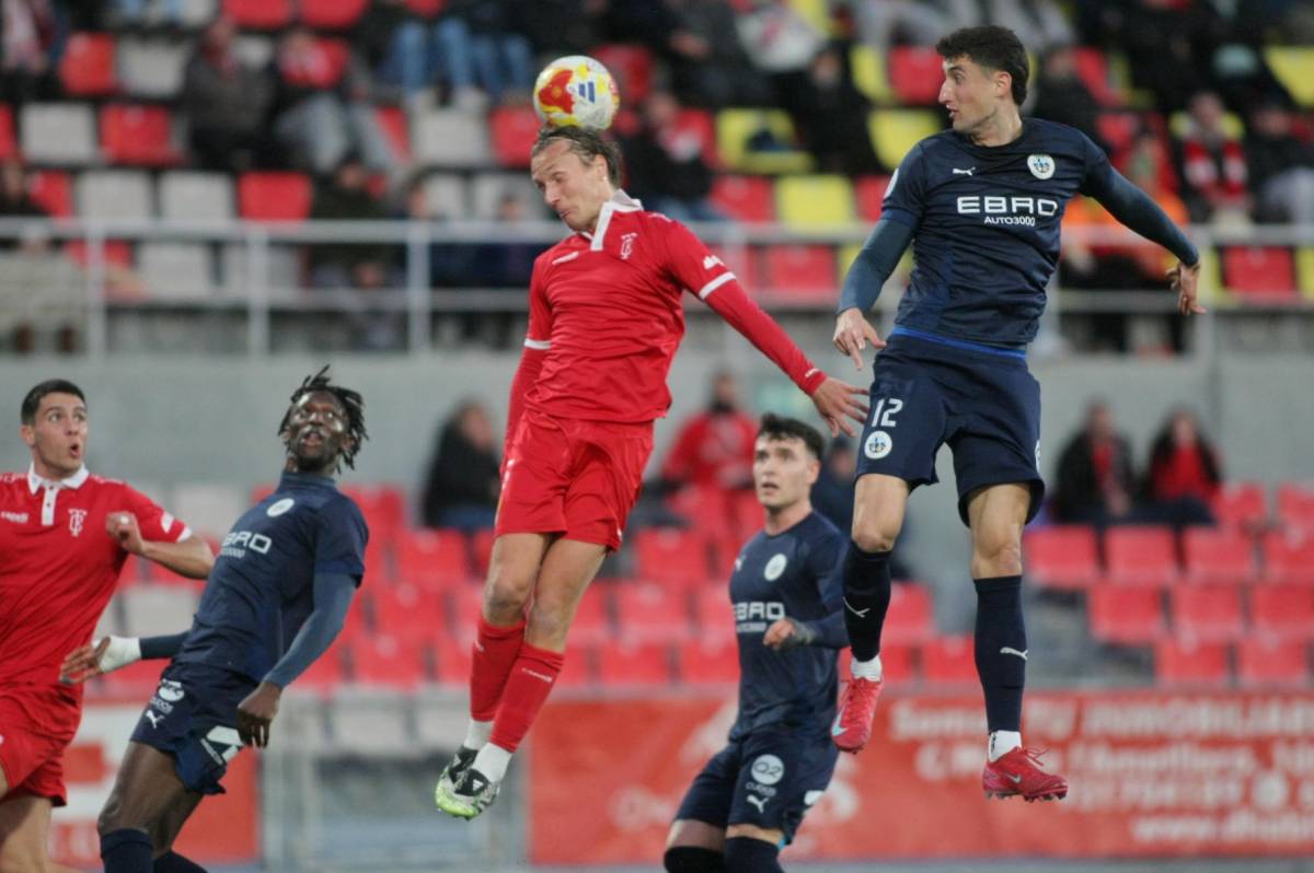 Erik Schouten, que tornava a la titularitat, refusant de cap - Nebridi Aróztegui