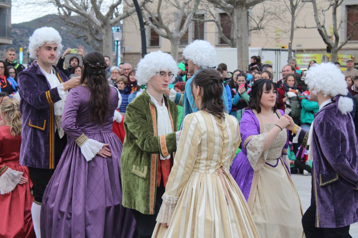 Les Contradanses protagonitzen la tarda del diumenge de Carnaval a Solsona 